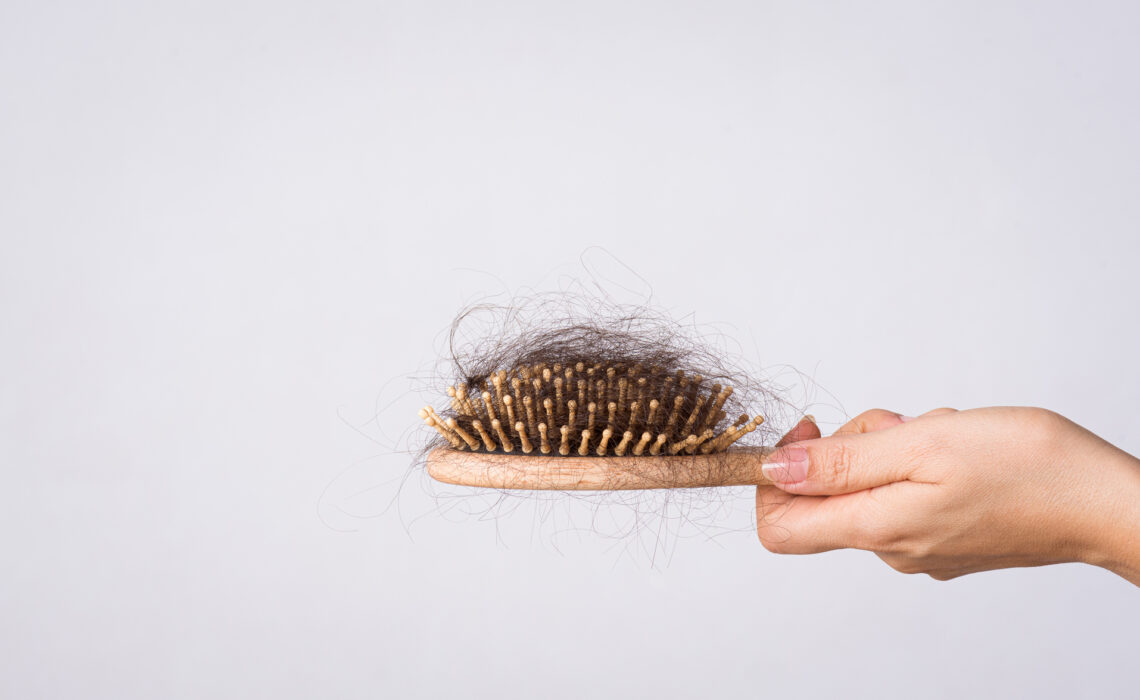 Jakie są przyczyny wypadania włosów i jak można im zapobiegać